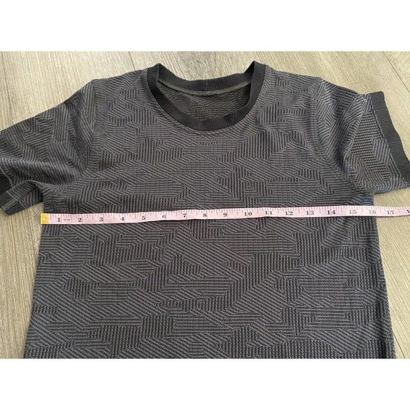 Lululemon Women's Black Camo Active T-Shirt Swiftly Material - Picture 4 of 4